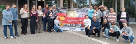 Gruppenfoto vor der LVR-Ernst-Jandl-Schule