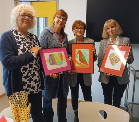 Schulleitung freuen sich mit geschenkten Bilder