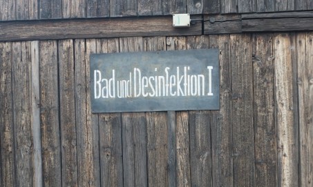 Schild "Bad und Desinfektion"