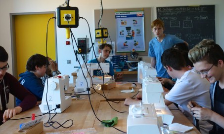 Schüler arbeiten im Technikraum an Nähmaschinen