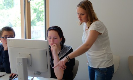 Zwei Schüler sitzen am PC! Die Medienpädagogin zeigt ihnen die einzelnen Schritte!