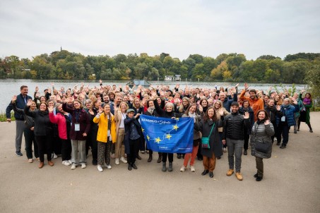 Gruppenfoto mit allen Teilnehmenden am Potsdamer See