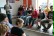Schüler und Lehrer sitzen auf Stühlen und verfolgen das Schauspiel . 