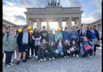 Klassen Foto neben dem Brandenburger Tor