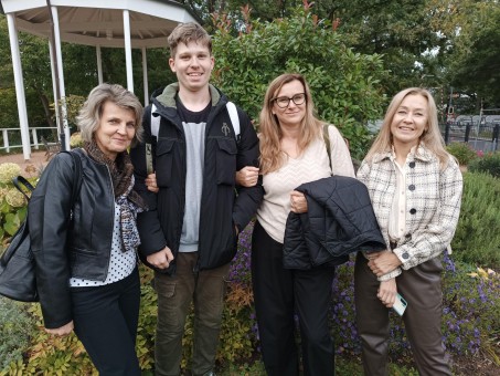 Gruppenbild mit einem Schüler von der 10 klasse