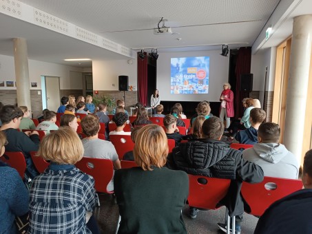 Lehrerinnen aus Polen gucken eine Präsentation