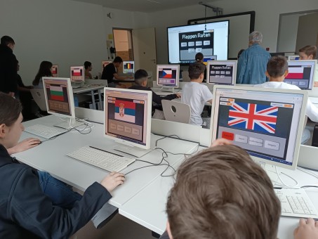 Schüler:innen Spielen Flaggen Ratten auf dem pc