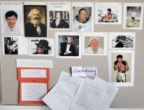 Pinboard mit Bildern von berühmten Personen
