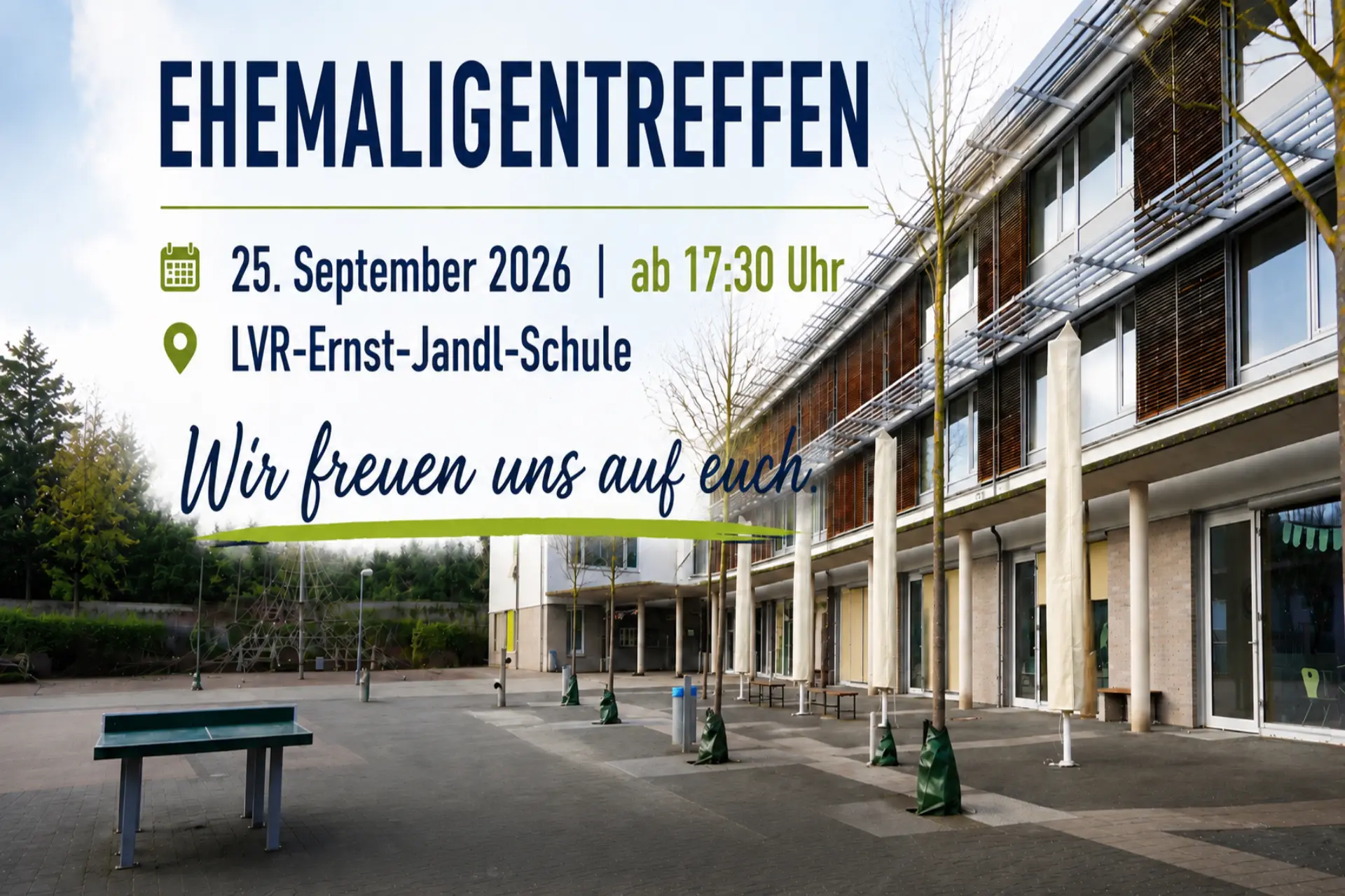 Außenansicht des modernen, zweistöckigen Gebäudes der LVR-Ernst-Jandl-Schule mit einem gepflasterten Schulhof, einer Tischtennisplatte im Vordergrund und jungen Bäumen unter einem leicht bewölkten Himmel.